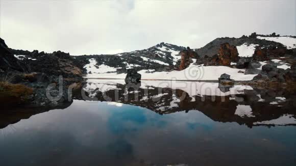湖在山上有雪视频的预览图