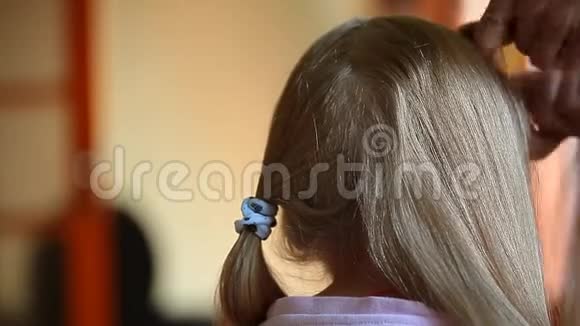 童女发型母手视频的预览图