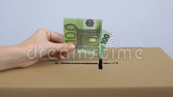 女性手把欧元纸币放在教堂募捐箱慈善基金会视频的预览图