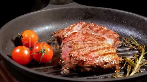 准备好的肉排是用金属钳子从烤盘中取出的视频的预览图