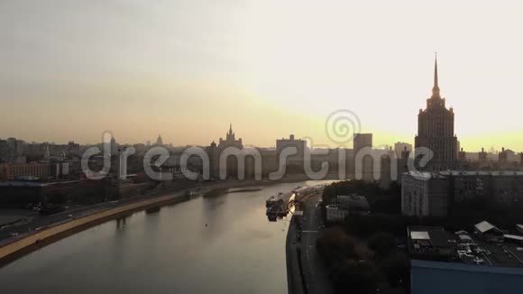 早上在莫斯科的梅加波利斯观看河边的城市高楼空堤视频的预览图