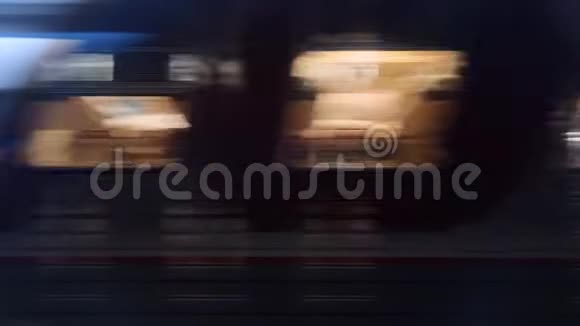 夜间的火车车窗要经过高速公路视频的预览图