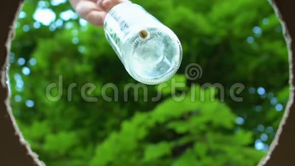 手把空玻璃瓶放入街上的垃圾桶拯救地球的理念视频的预览图