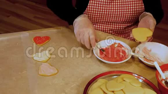 祖母美味的自制情人节糖饼干用爱和新鲜出炉结霜和装饰视频的预览图