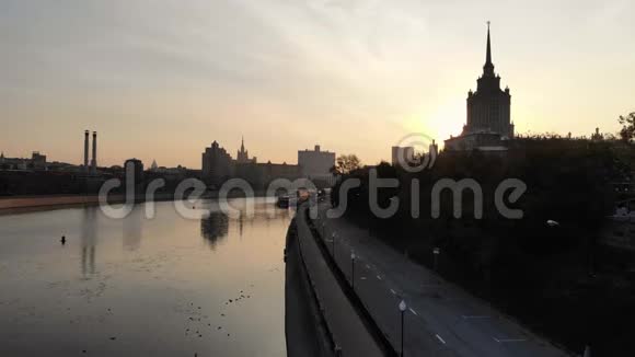 早上在莫斯科的梅加波利斯观看河边的城市高楼空堤视频的预览图