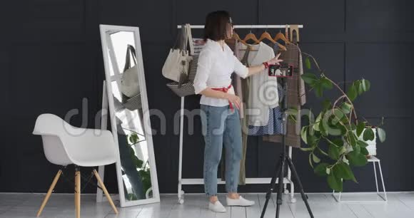 时装摄影师在镜头前展示新衣服视频的预览图
