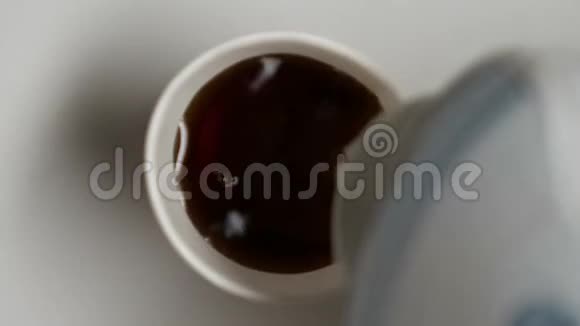 用茶袋倒入一次性杯中用吸管饮用揉搓视频的预览图