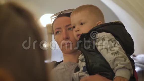 年轻的母亲和小儿子乘地铁旅行视频的预览图
