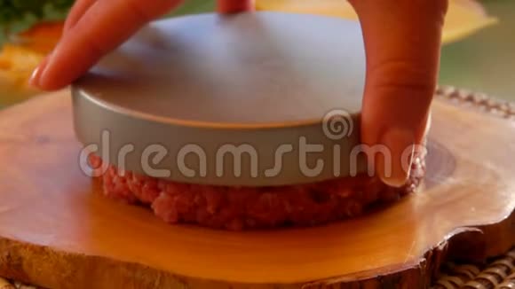 碎肉被压成一个牛肉汉堡切块视频的预览图