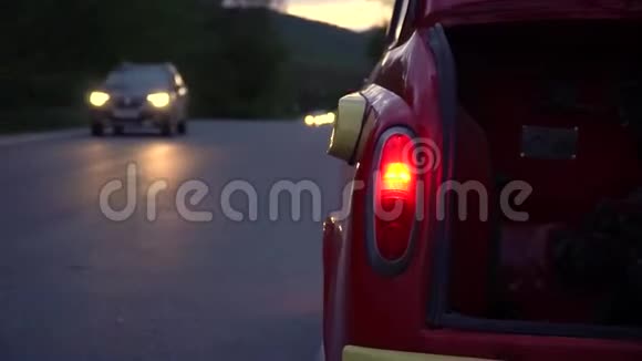 汽车坏了晚上在公路或高速公路上开灯视频的预览图