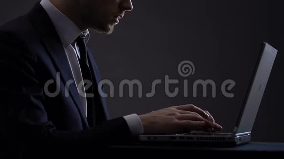 办公室工作人员在笔记本电脑上工作被隔离在黑色上担心最后期限视频的预览图