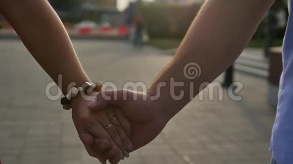 紧紧抓住男人和女人的手在日落时牵手向朋友伸出你的手太阳阳光透过你视频的预览图
