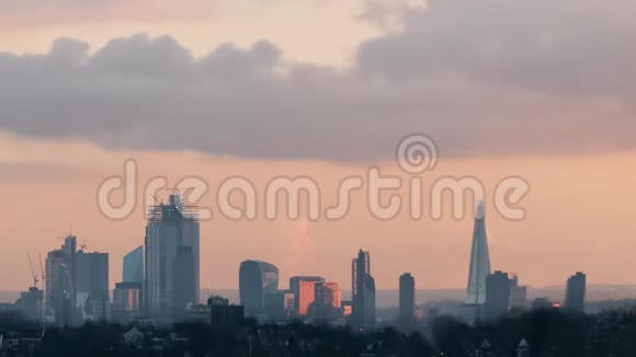 日落时的伦敦城市天际线视频的预览图
