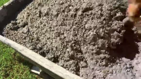 用铲子混合水泥视频的预览图