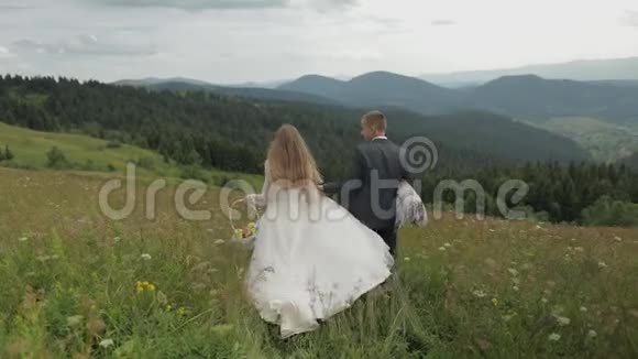 新郎和新娘去山上野餐新婚夫妇家庭视频的预览图