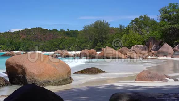塞舌尔普拉斯林岛美丽的海景岛屿石质海岸位于印度洋一对夫妇视频的预览图