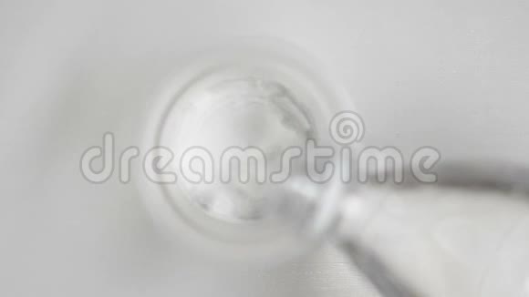 瓶水倒在塑料杯里用吸管喝揉成一团浪费视频的预览图