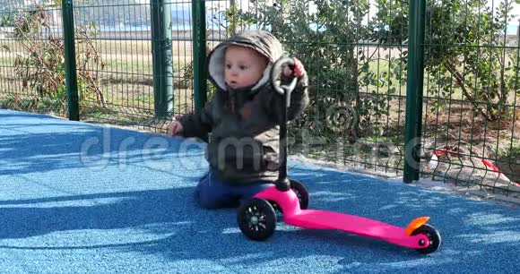 可爱的小男孩玩三轮滑板视频的预览图