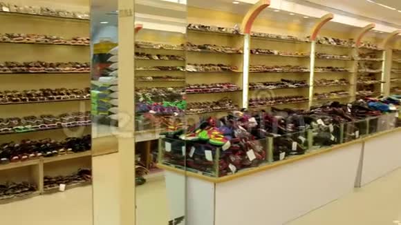 印度购物中心运动鞋鞋类商店设计师经典鞋视频的预览图