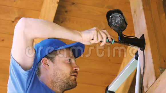 安装监控摄像头的技术员在车库里视频的预览图