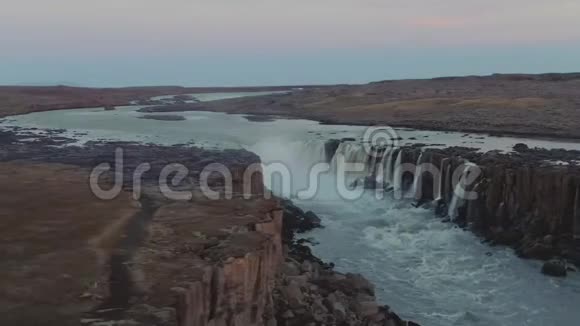 自私的瀑布冰岛空中观景台视频的预览图