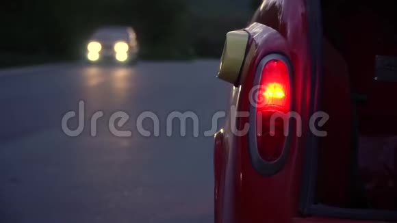 汽车坏了晚上在公路或高速公路上开灯视频的预览图