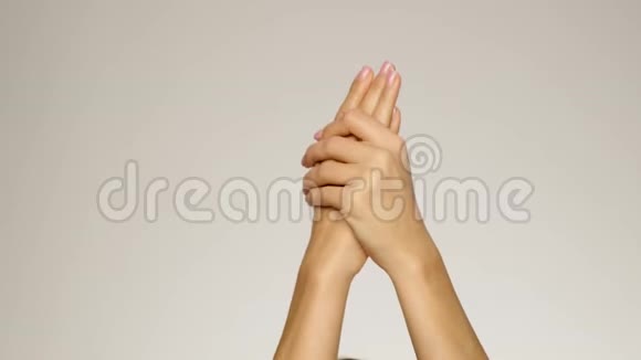 垂直近景女性双手相互抚摸显示肌肤柔软为护肤广告缓慢视频的预览图
