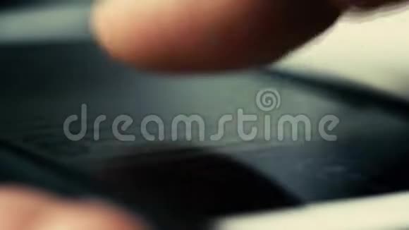 特写男性手滚动智能手机屏幕视频的预览图