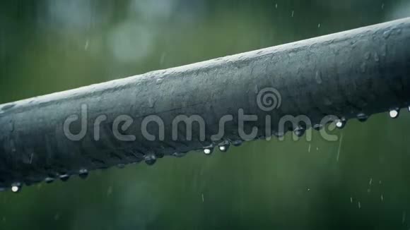 金属杆在雨中滴落视频的预览图