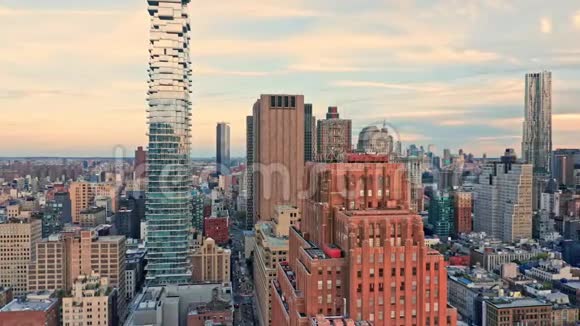 纽约市摩天大楼前旋转缓慢的无人机镜头视频的预览图