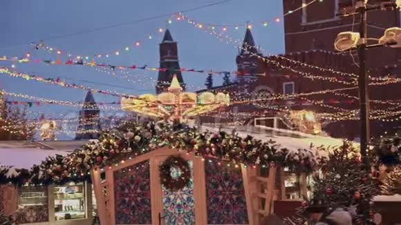 莫斯科俄罗斯12月6日莫斯科红场圣诞博览会克里姆林宫背景在莫斯科集市的潘射球视频的预览图