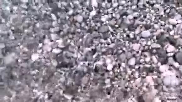 海水反射在海滩岩石上视频的预览图
