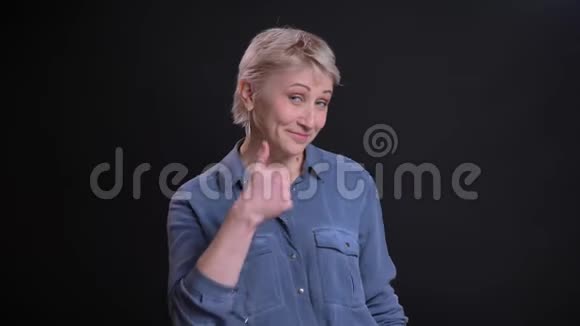 一幅由白人女性组成的特写照片她看着镜头用微笑示意不同的标志视频的预览图
