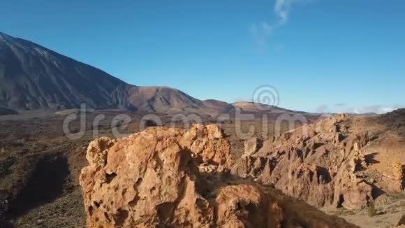 西班牙加那利群岛特内里夫泰德火山的空中景观飞越火山沙漠面对火山顶视频的预览图