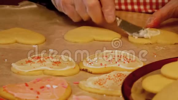 祖母美味的自制情人节糖饼干用爱和新鲜出炉结霜和装饰视频的预览图