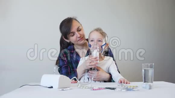 母亲用喷雾器吸入女儿视频的预览图