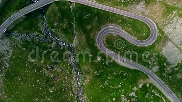鸟瞰罗马尼亚蜿蜒的山路抬头视频的预览图