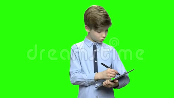 小男孩在平板电脑上写字视频的预览图