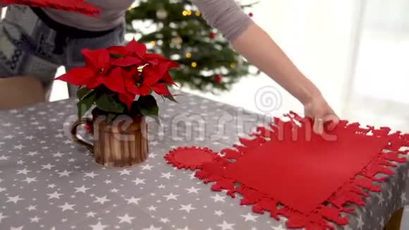 圣诞节节日的节日餐桌设置准备圣诞星和红色垫子视频的预览图