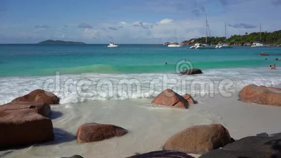 塞舌尔普拉斯林岛美丽的海景岛屿石质海岸位于印度洋私人游艇视频的预览图