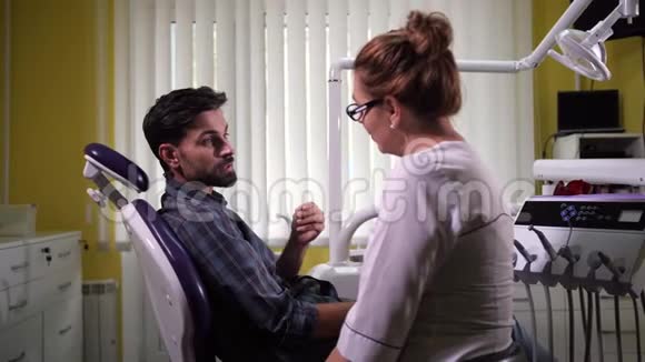 女牙医与门诊病人沟通视频的预览图