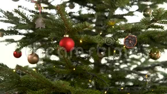 在冬天为圣诞节装饰圣诞树视频的预览图