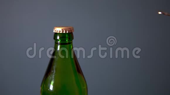 男人用一个特殊的开瓶器打开带有碳酸饮料的瓶子金属盖子玻璃瓶视频的预览图