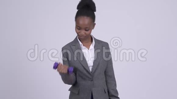 年轻快乐的非洲女商人用哑铃锻炼身体视频的预览图