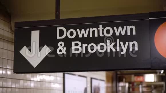 美国纽约2019年5月5日地铁标牌视频的预览图