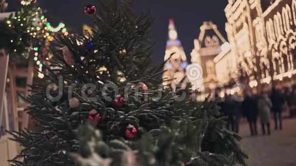 莫斯科俄罗斯12月6日人们在格乌姆入口处附近的街道上散步树木装饰着花环视频的预览图