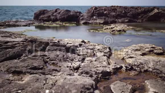 保加利亚黑海水域附近岩石海岸的海岸浴场视频的预览图
