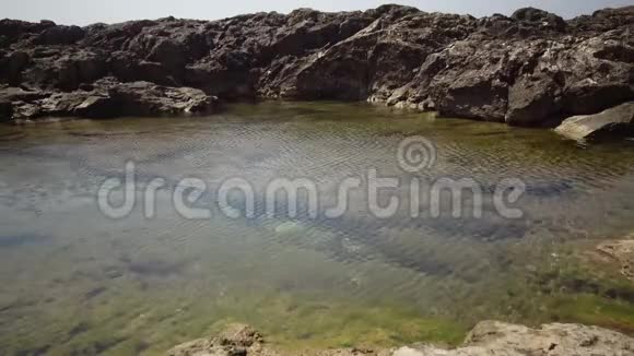 保加利亚黑海水域附近岩石海岸的海岸浴场视频的预览图