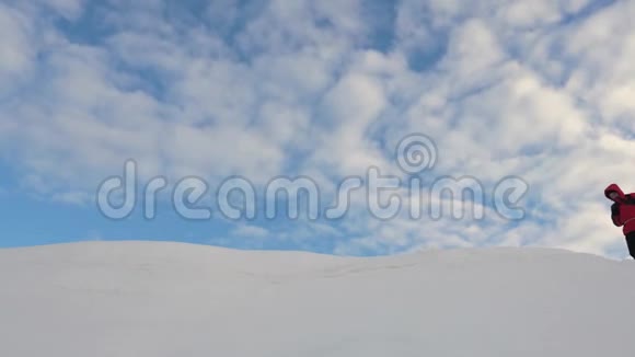 登山者沿着雪岭互相跟随旅行者用绳子绑起来游客到山顶视频的预览图