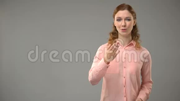 女士用手语说早上好老师在ASL课上展示单词视频的预览图